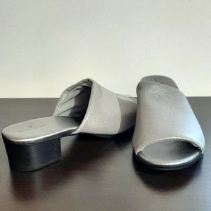 Bandolino size 9 silver/grey shoes